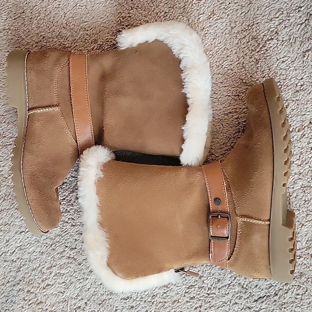 Kids zip up Uggs